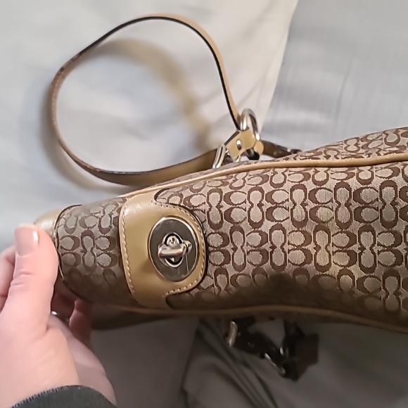 Medium coach shoulder bag brown. 10 in wide 8 in deep - Picture 3 of 5